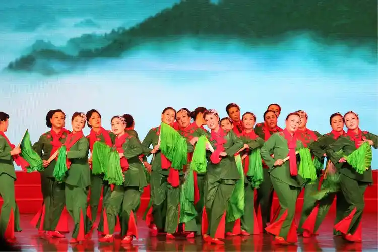 舞蹈《映山红》演出:颐心苑形舞三年级3班,指导老师:王学秀