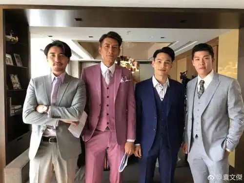 其实他还真做过模特 1990年,袁文杰参加无线第四期艺员进修班入行