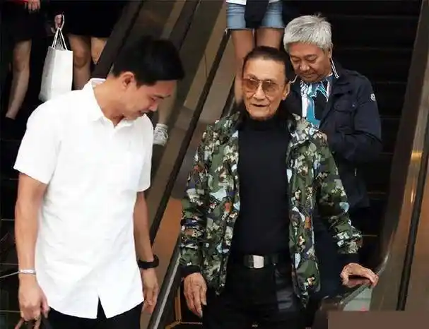 82岁谢贤清晨爬山,穿紧身衣秀健壮身材,步伐轻盈不输年轻人!