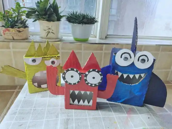 手工废旧纸箱小怪兽