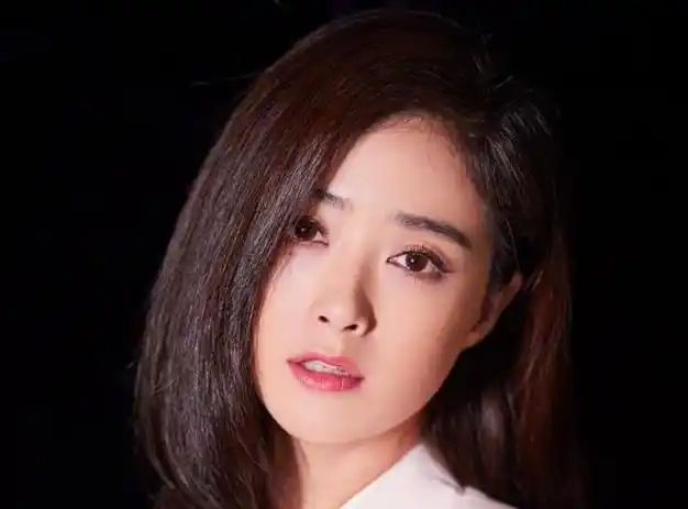 回民蒋欣片场狂炫锅包肉冲上热搜此前不吃猪肉曾被迫边哭边吃