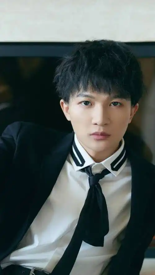 歌手周深,空灵的歌喉,最爱他唱的歌曲《大鱼》_写真照_内地_中国