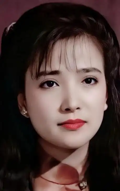 何晴面对媒体的追问,何晴说:"可能我还是比较喜欢拍戏,不能接受全职