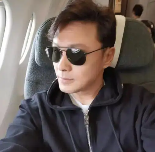 晒与郑伊健合照惹关注tvb冰封侠感慨时隔20年再同框