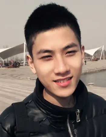 清爽干练的短发发型,将鬓发剃短打造出清爽的时尚感来,精致五官颇有