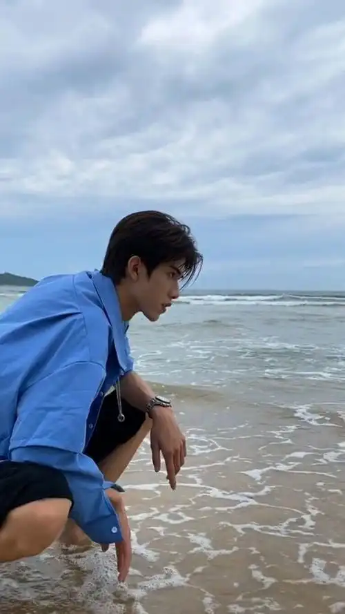 海边偶遇蔡徐坤,这颜值真是太高了,我太爱了