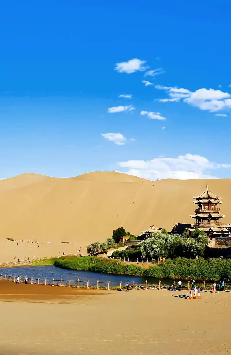 总要去趟甘肃吧,去敦煌看看鸣沙山月牙泉,这里以"山泉共处,沙 - 抖音