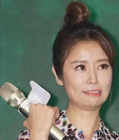 林心如的颜值也扛不住了虽穿得很嫩但无滤镜下皮肤松弛显老态