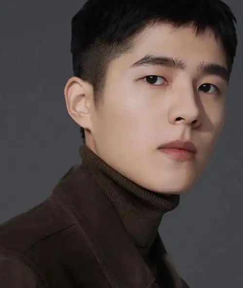 寸头后的昊然弟弟,剑眉星目,干净硬朗,更显英气!