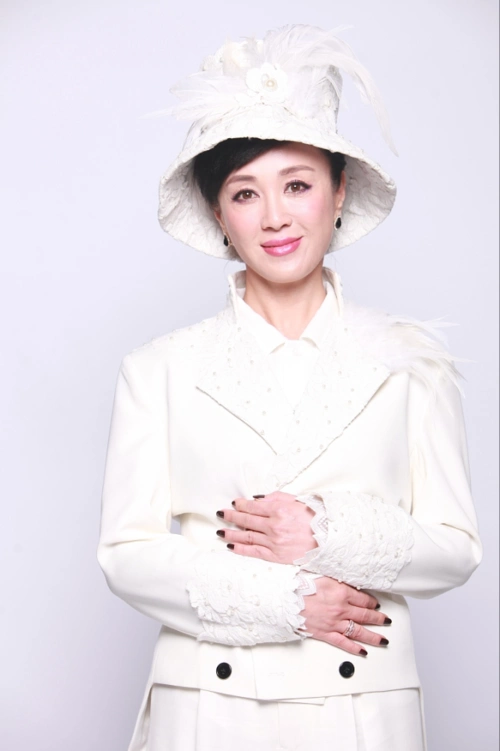 傅艺伟从年轻美到老穿西装搭小礼帽洋气时尚56岁风采依旧