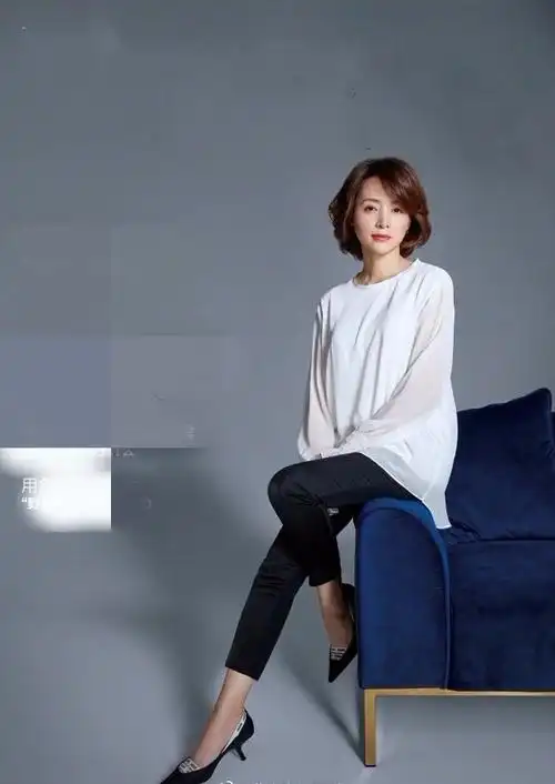 董卿绝对是"最会穿主持人",知性优雅,短发更是减龄