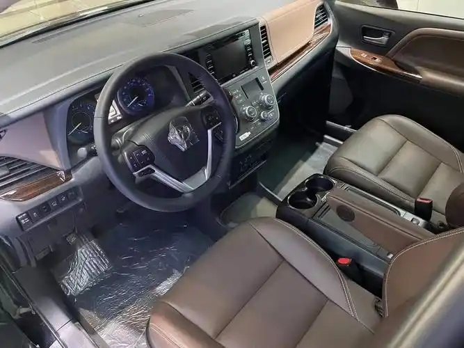 2021款丰田墨版塞纳国六25l油电混四驱mpv