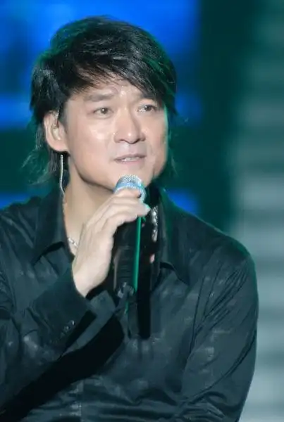 22日出生于中国香港西营盘,祖籍广东省汕头市潮南区,华语流行乐男歌手