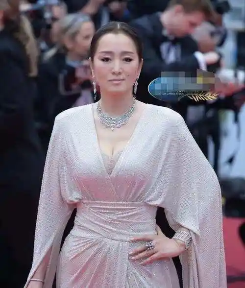 巩俐这身材"膀大腰圆,丰乳肥臀",诠释了什么是中老年人的代表