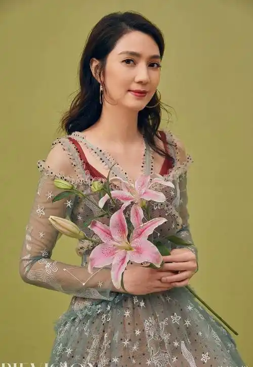 原创48岁洪欣扮美功一流烫发后秒变清纯美少女善变女人才是真美女