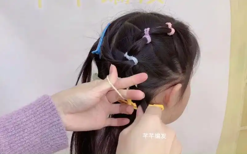 用几根不伤发皮筋扎一款2股拧发型,小女孩上学这样扎,牢固不易散