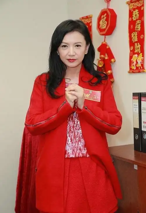 曾华倩穿小年轻不敢穿的超短裙一身大红真亮眼气质优雅身材好