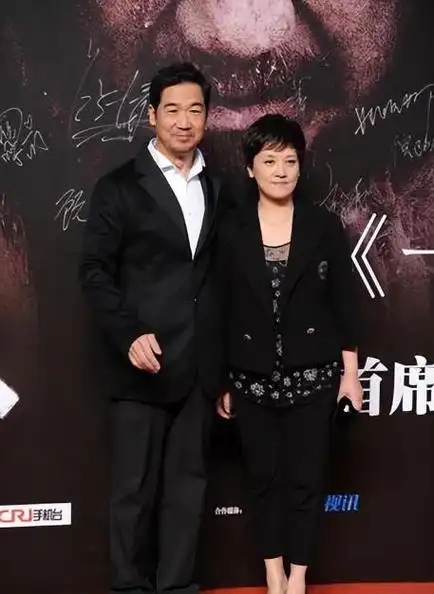 偶遇69岁张国立深圳登山银发皓髯亲民热络路人点赞亲切如邻