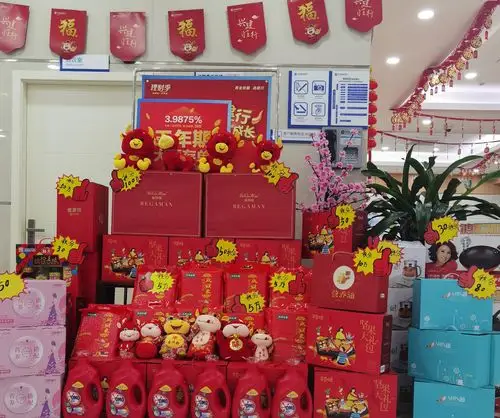 在大厅显眼处也摆放了精美的礼品,可爱的小牛玩偶