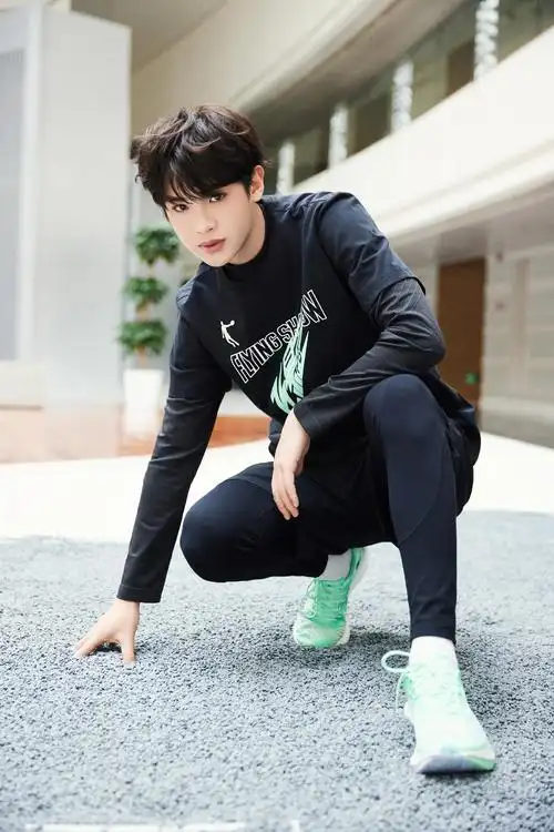 黄明昊今日活动造型图一身运动装休闲帅气的昊昊少年感十足