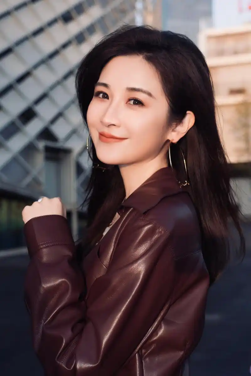 汪聪是我很喜欢的主持人,可可爱爱,特别爱笑.