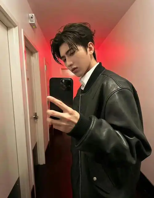 蔡徐坤分享对镜自拍 黑色皮衣对镜拍,侧颜很帅 - 可爱蔡徐坤的照片