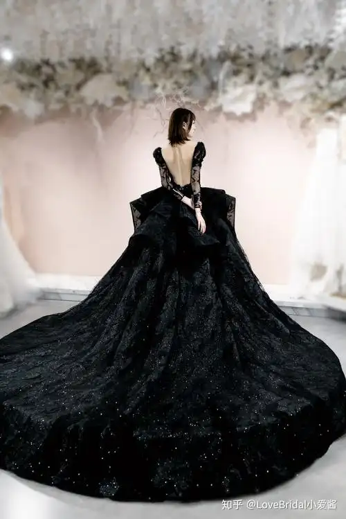 三,黑婚纱的搭配技巧,营造不同气质的风格