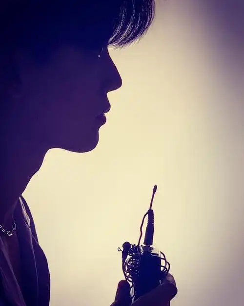 5月20日零时,小室卡点送上哥哥的侧颜剪影,配文:"520的零点,就要让