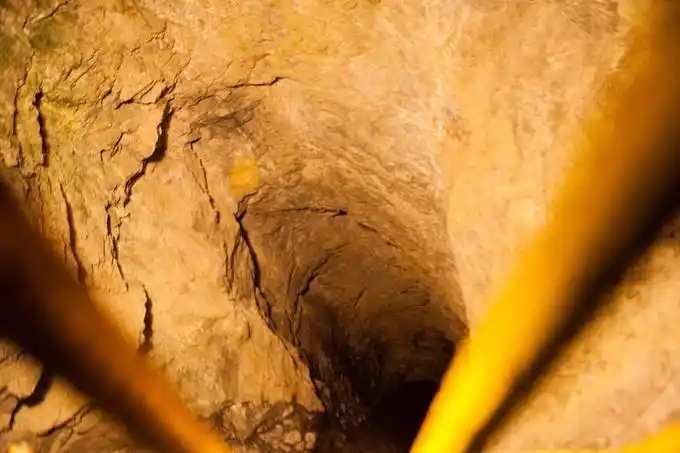 矿洞内还有矿工作业的设备以及产经,涨姿势.