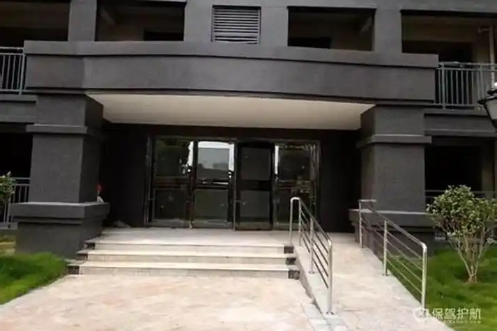 在18级台阶处就得设置平台,踏步高度通常为170mm,别墅楼梯踏步的第一