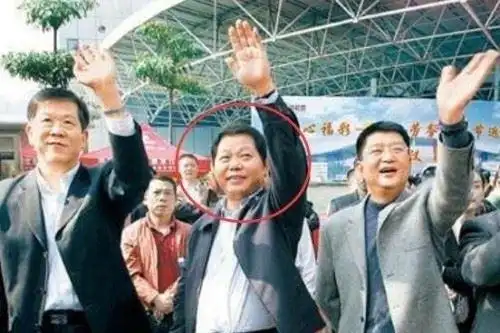 如今黄有龙与赵薇这对夫妻在娱乐圈可以说是羡煞众人了,赵薇不仅成功