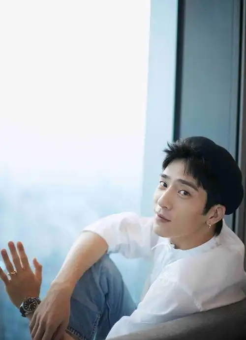 照片中,井柏然身穿一件简单的纯白色衬衣,搭配黑色贝雷帽,闲适的窝在