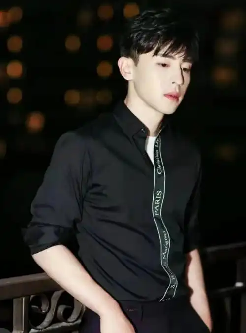 看邓伦的私服穿搭,基本都是比较成熟稳重,帅气十足.