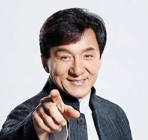 看了64岁成龙的健身照,才发现他依旧肌肉健硕,体力不输小伙子_大哥