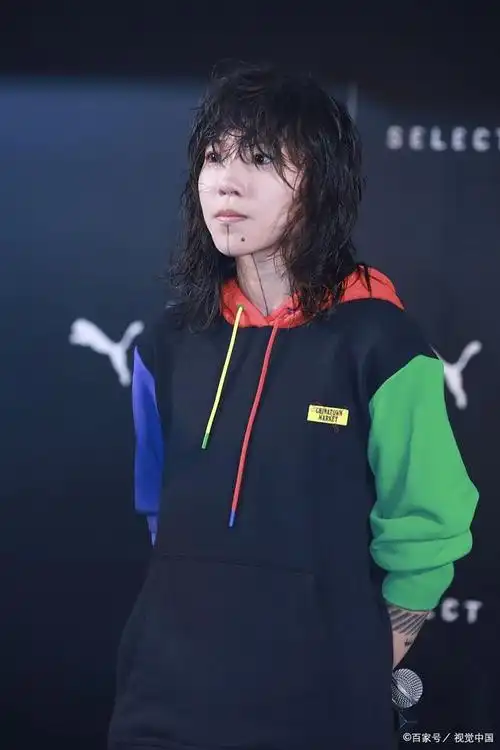 王菲的女儿窦靖童在7月8日在自己的社交平台上分享了两张自拍照片.