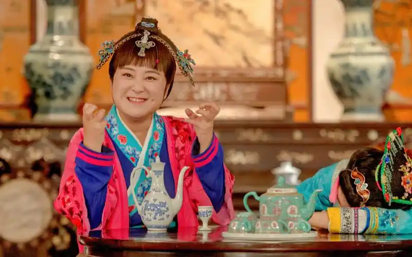 贾玲解锁打人新姿势,新一届欢喜霸主抡拳上线