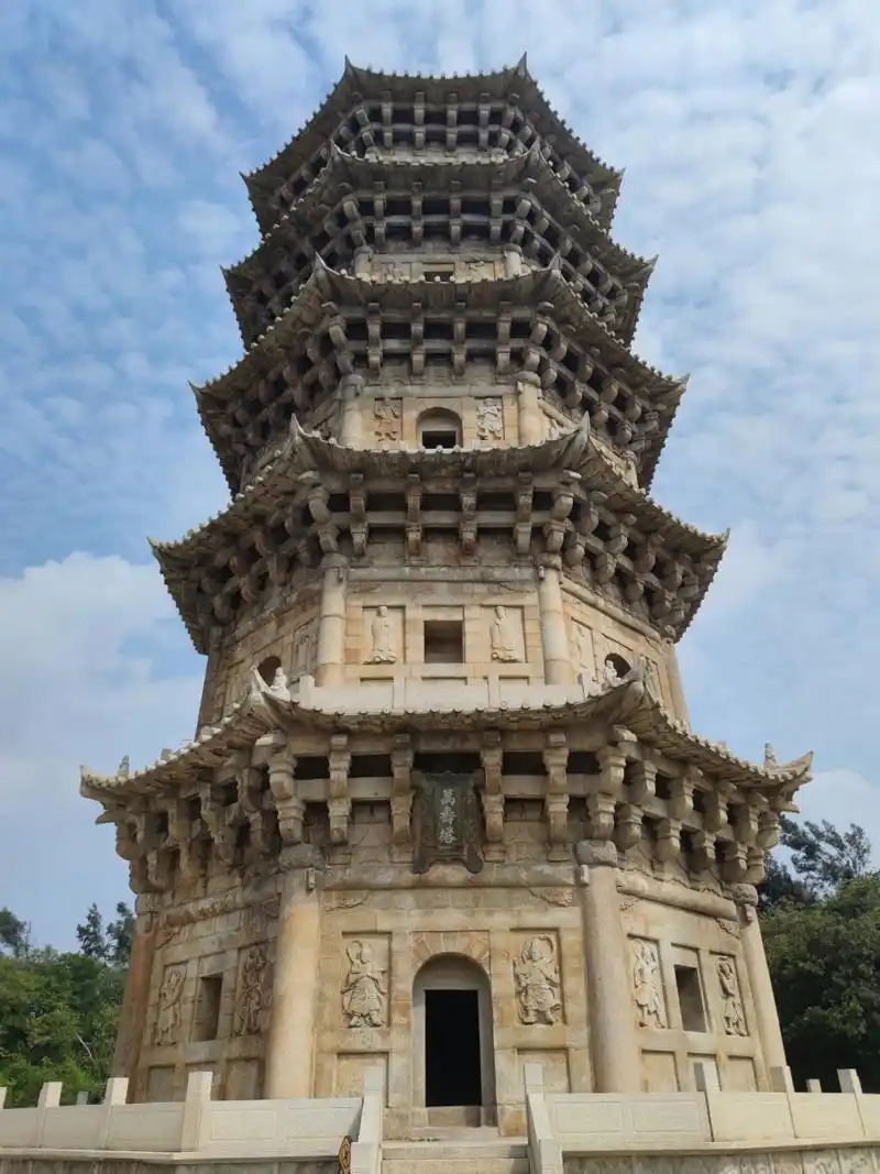 宋元泉州的代表之一石狮六胜塔 第二站六胜塔,又称万寿塔,俗称"石湖塔