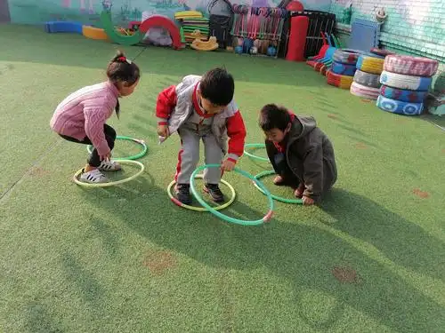 金苹果幼儿园中班小朋友!户外游戏《跳圈》