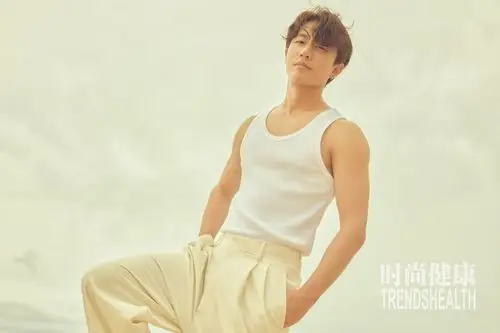 黄轩新封面清爽来袭冲浪湿身显完美肌肉线条