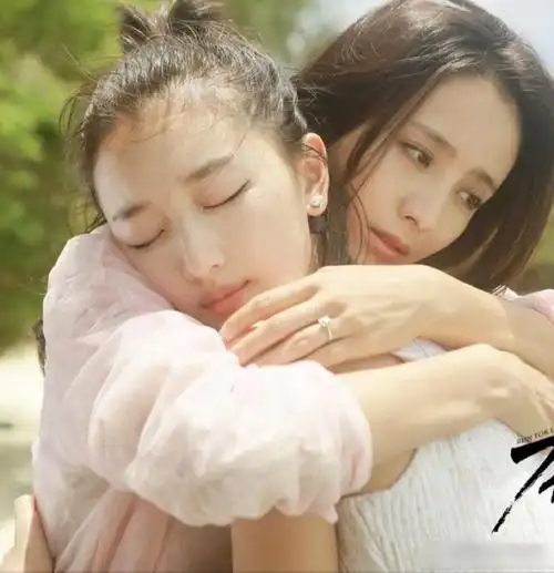 周冬雨这手抓佟丽娅的领口,周冬雨皮肤真好,小黄鸭这脑瓜子真大