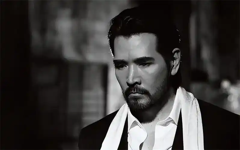 费翔的眼睛为什么是蓝的(混血儿费翔简介)