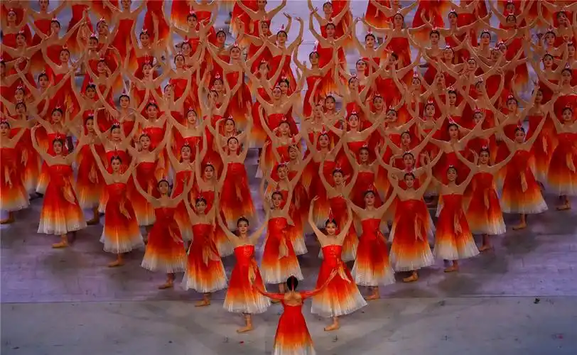 演出以大型情景史诗形式呈现,综合运用多种艺术手段,生动展现中国共产