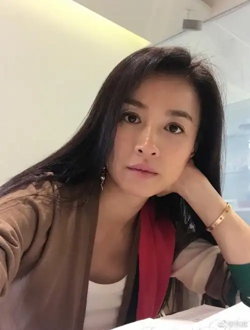 47岁张庭穿超短裙秀长腿 酒窝迷人风采不减当年