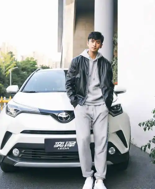 张云龙再现霸总穿搭,卫衣配皮衣毫无违和感,学生党照着穿也很帅_衬衫