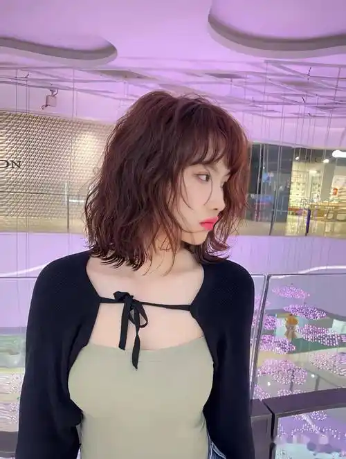 入春" 短烫发超减龄"_短发_发型_女生