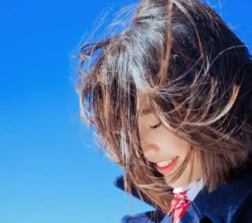 求这个女生另外一个回头看镜头笑的照片