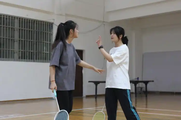 谁羽争锋曹杨职校开展谁羽争锋第二届社团羽毛球争霸赛