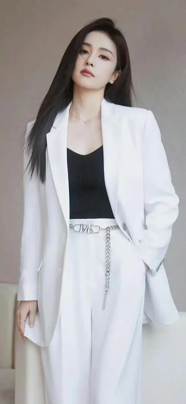 白鹿壁纸这个女明星太令人心动啦