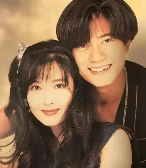 和黎明周慧敏和张国荣周慧敏和李克勤年过50岁依然活得美而有信念,这