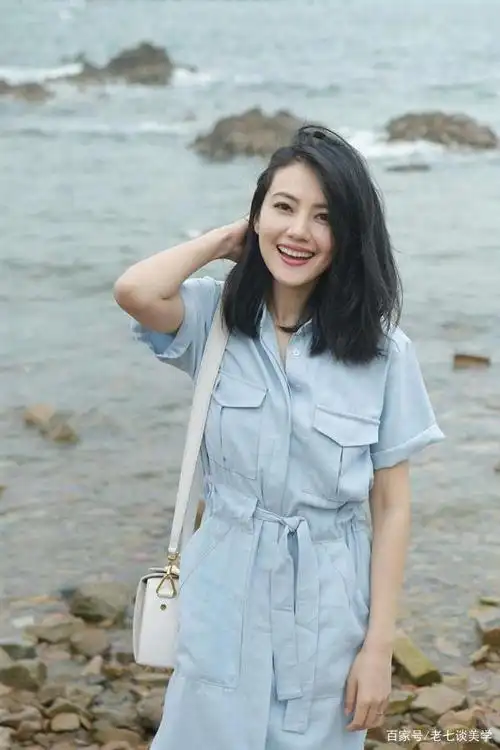 高圆圆的锁骨发真的很美,随意慵懒的造型却美到骨子里.